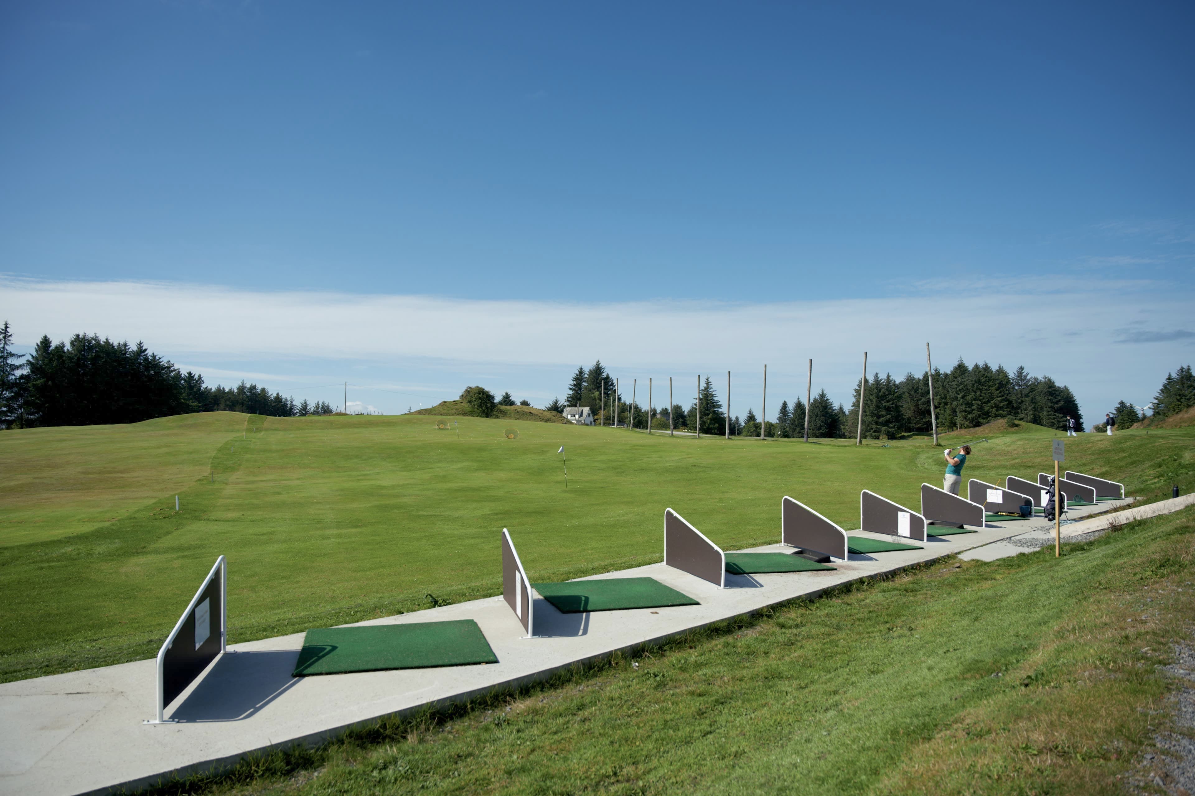 Utslagsplassene på driving rangen, der deler av Veien til Golf-kurset holdes